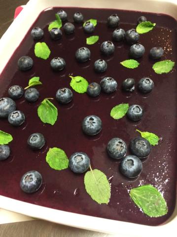 ブルーベリーのムースとゼリーの2層のスイーツ