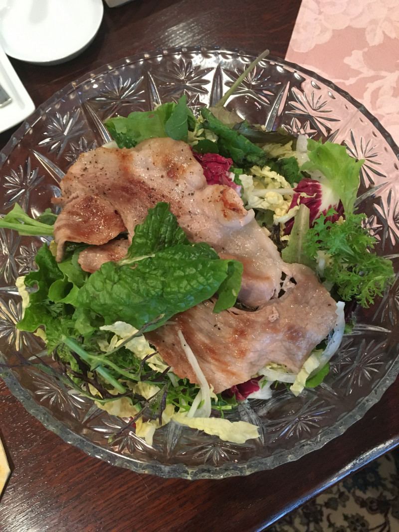 豚薄切肉をガツンと乗せたサラダ