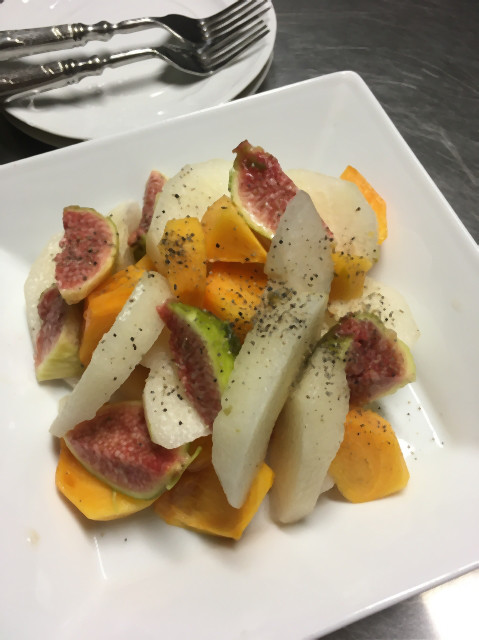 季節の果物で赤ワインをいただきました。