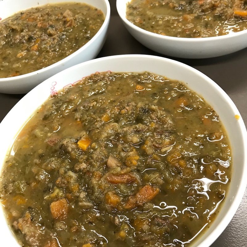 見た目は凄いですが、本当に美味しいスープです。