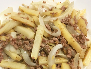 じゃがいもと合挽き肉の炒め物